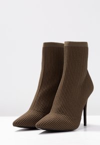 Miss Selfridge Botki na obcasie