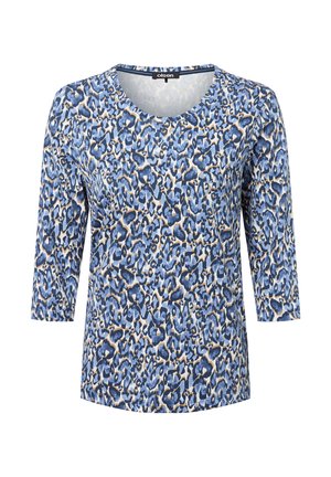 Blaues Leopardenmuster-Oberteil mit Dreiviertelärmeln, rundem Halsausschnitt und glatter Textur. Beinhaltet verschiedene Blautöne, Beige und dunkle Akzente.