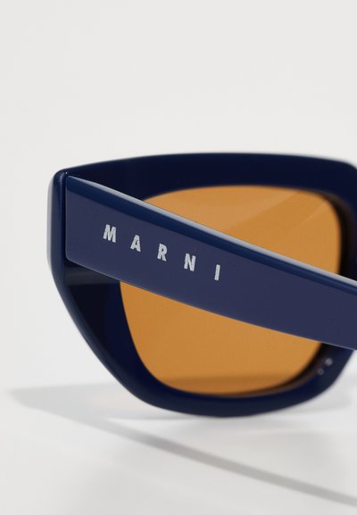Tumesin plastist prillid, millel on nurglik ja suur kuju. Omavad oranže läätsi ja küljepeal on hõbedaste tähtedega "MARNI".