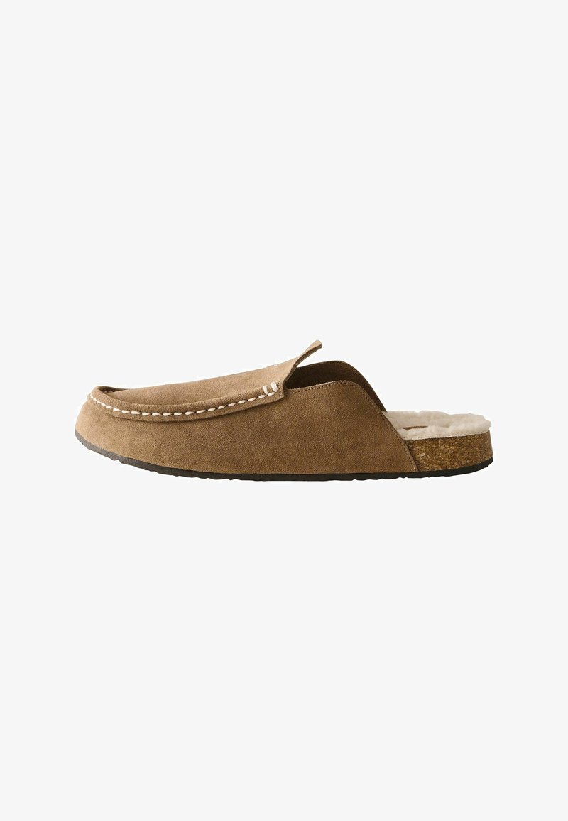 Chausson homme en daim marron à enfiler avec coutures blanches, doublure intérieure rembourrée et semelle en caoutchouc, vu de côté.