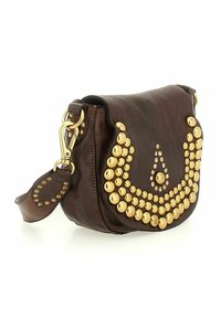 Borsa a tracolla in pelle marrone con decorazioni in borchie dorate in un design curvo. Presenta una chiusura e una tracolla staccabile. Superficie testurizzata.