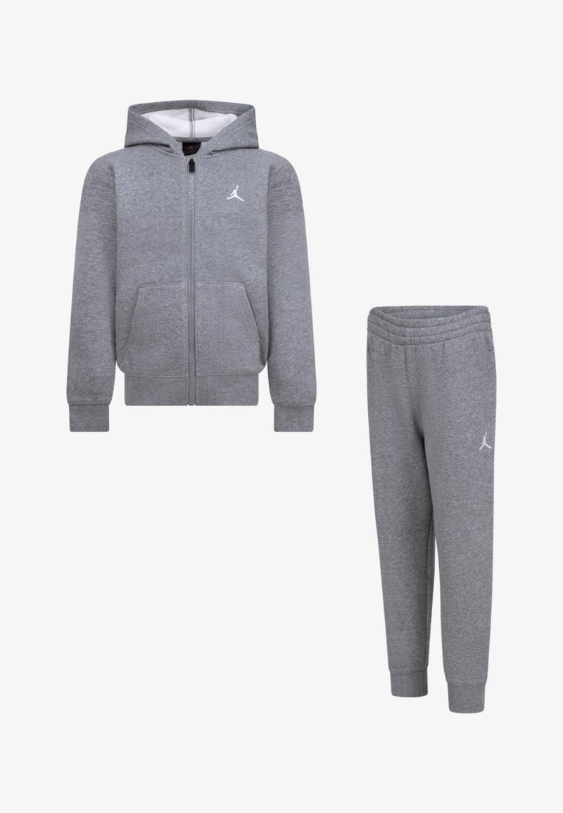 Grijze fleece zip-up hoodie met kangoeroezakken en wit logo. Bijpassende grijze sweatpants met elastische tailleband en aansluitende enkels.