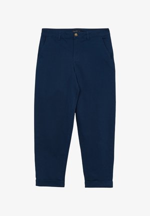 Marineblaue Baumwollhose mit geradem Schnitt, ausgestattet mit seitlichen Taschen, einem Knopfverschluss und umgeschlagenen Säumen. Glatte Textur, minimalistisches Design.