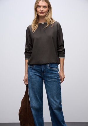 - Bluza