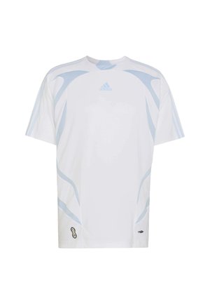 Weißes Adidas Sportshirt mit kurzen Ärmeln, hellblauen gebogenen Akzenten und Markenlogo mittig unterhalb des Halsausschnitts.