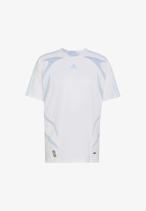 Weißes Adidas Sportshirt mit kurzen Ärmeln, hellblauen gebogenen Akzenten und Markenlogo mittig unterhalb des Halsausschnitts.