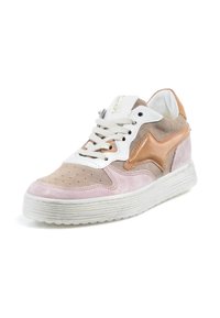 Baskets basses avec semelle blanche, panneaux en daim beige et rose, lacets blancs et détail latéral en forme d'étoile marron.