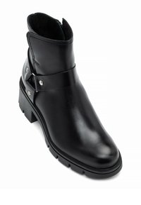 Czarny skórzany botek za kostkę z bocznym zamkiem, gładką powierzchnią, słupkowym obcasem i ozdobnym paskiem z metalowymi ćwiekami.