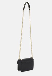 Borsa a tracolla nera in pelle liscia, con patta pieghevole, tracolla in catena dorata e borchie decorative dorate sul manico.