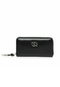 Cartera de cuero negro con textura suave, cierre de cremallera y acento de logotipo en tono plateado. Presenta un tirador de cremallera anudado para un manejo fácil.