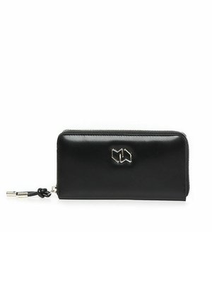 Cartera de cuero negro con textura suave, cierre de cremallera y acento de logotipo en tono plateado. Presenta un tirador de cremallera anudado para un manejo fácil.
