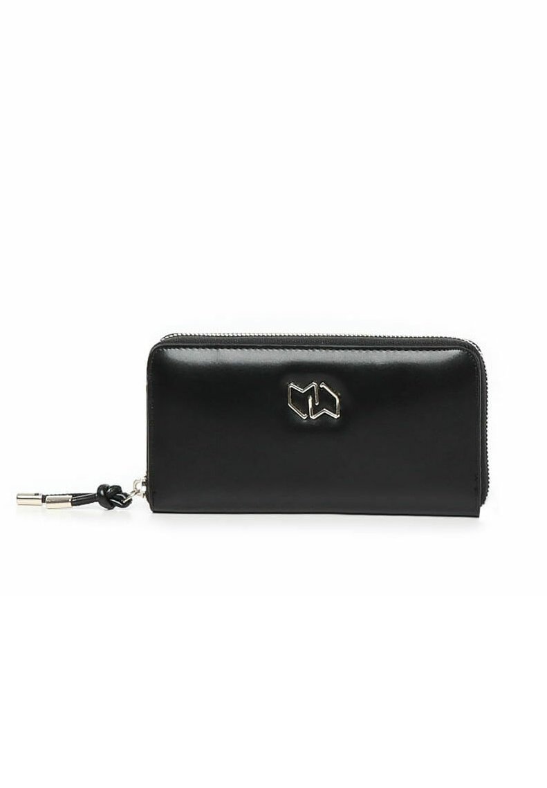 Cartera de cuero negro con textura suave, cierre de cremallera y acento de logotipo en tono plateado. Presenta un tirador de cremallera anudado para un manejo fácil.
