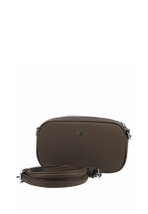 Kompakt brun crossbody taske med tekstureret overflade, metal lynlås og aftagelig justerbar strop, med et lille præget logo foran.