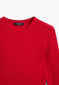 Czerwony, prążkowany sweter z dzianiny z okrągłym dekoltem od Massimo Dutti. Posiada długie rękawy i miękką teksturę, prezentując intensywny kolor.