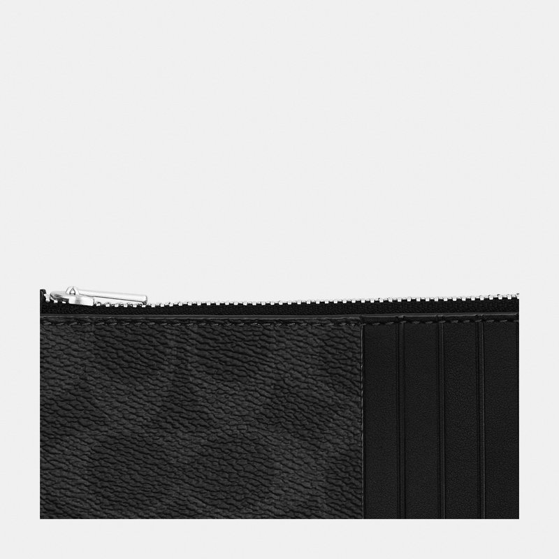 Bolsa de cremallera de cuero negro texturizado con cremallera metálica visible y ranuras verticales cosidas para tarjetas en el lado derecho.