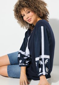 Ulla Popken TEXTURED EMBROIDERED LONG SLEEVE - Camicetta - marine