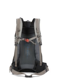 Sac à dos en tissu maillé gris, avec des bretelles ajustables, un design ergonomique et des éléments en rouge, affichant un style à la fois structuré et léger.