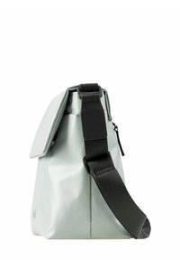 Borsa rettangolare grigia chiara con tracolla nera regolabile e chiusura a patta, visibile di lato su sfondo bianco.