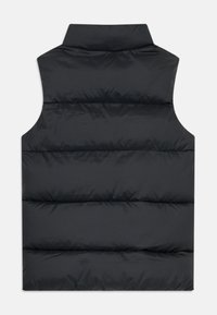 Svart dunvest med høy krage, med en quiltet design med horisontale paneler, glatt tekstur og ingen synlig maskinvare.