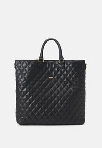 Svart kviltad toteväska i slät syntetiskt material med två handtag upptill och detaljer i guld. Har ett geometriskt diamantmönster.