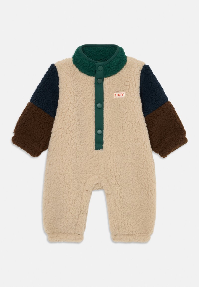 Weicher Fleece-Babyanzug mit beigem Körper, braunen und marineblauen Ärmeln, grünem Kragen, knöpfbarer Öffnung und "TINY"-Patch auf der Brust.