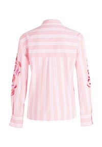 Chemise rose clair avec des rayures blanches, à manches longues et broderie florale sur la manche gauche. Col classique et design à boutonnière.