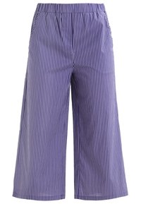 Paarse gestreepte wijde broek met een elastische tailleband en zijzakken, gemaakt van lichte stof. Beschikt over verticale witte strepen.