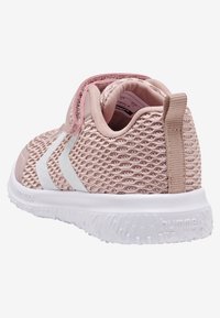 Růžová síťovaná sportovní obuv s bílou podrážkou a dvěma bílými chevronovými pruhy, s poutkem a uzavíráním na suchý zip na zadní a boční straně.
