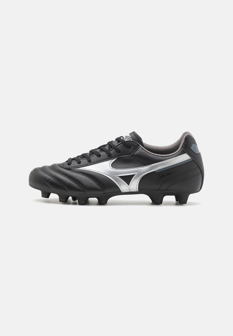 Scarpa da calcio nera con dettagli in argento, materiale in pelle sintetica, superficie testurizzata con scanalature e multiple punte sulla suola.