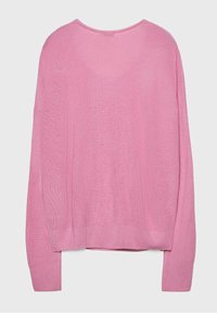 Pull en tricot rose avec un col en V, des manches longues et une coupe décontractée. Présente des poignets et un ourlet côtelés, mettant en valeur un motif texturé.