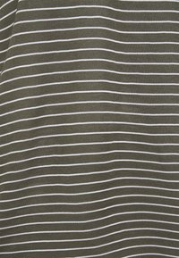 Olivgrüner gestrickter Stoff mit horizontalen weißen Streifen, der eine glatte Textur und gleichmäßig verteilte, feine Linien aufweist.