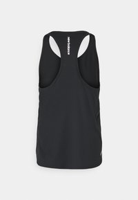Svart atletisk linne med racerback-design. Tillverkat av texturerat tyg, med "new balance"-logotyp på baksidan.