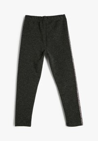 Leggings de punto gris oscuro con cintura elástica y rayas plateadas brillantes a lo largo de las costuras laterales exteriores.