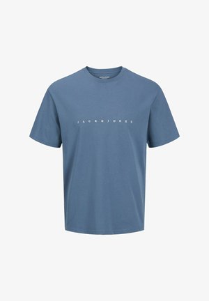 Blaues Baumwoll-T-Shirt mit kurzen Ärmeln, Rundhalsausschnitt und weißem Text "JACK & JONES" über der Brust. Sanfte Textur und lässige Passform.