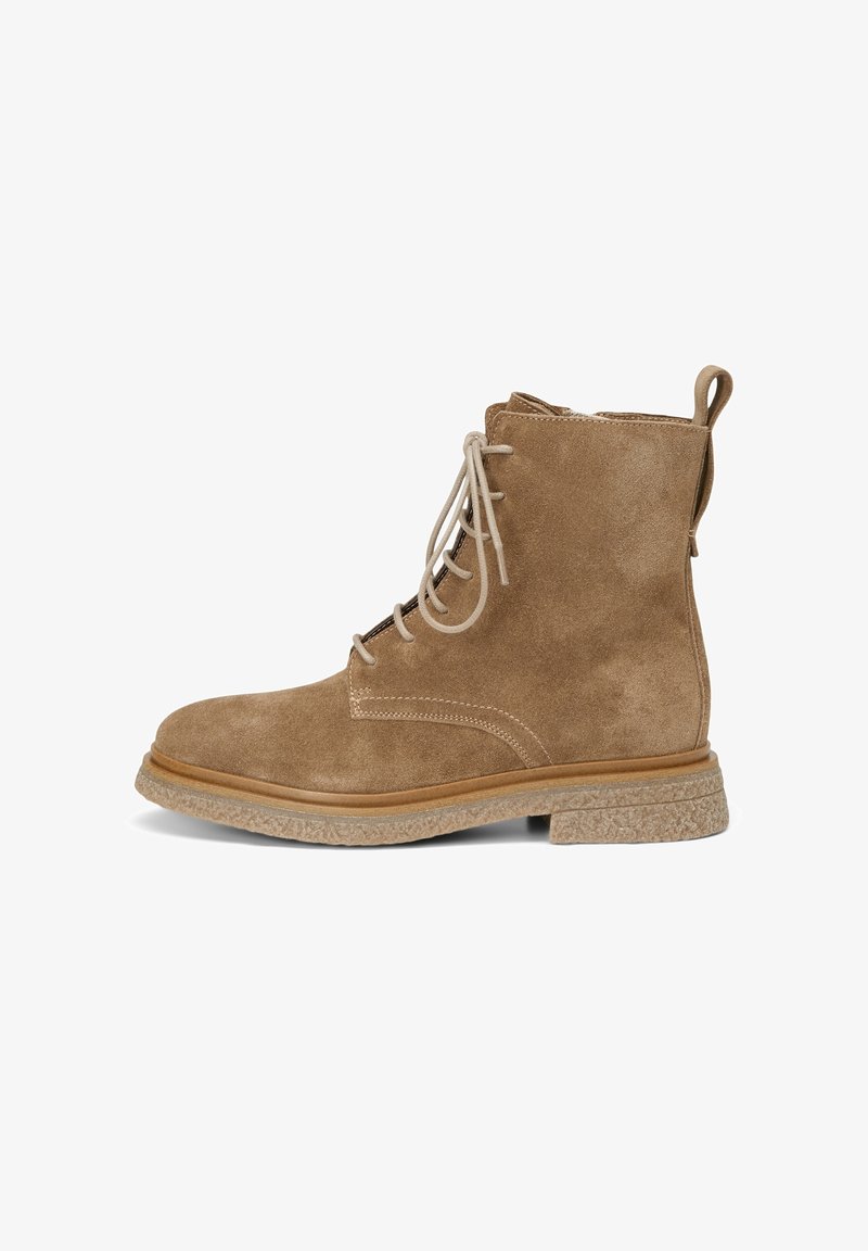 Bottine à lacets en daim couleur beige avec languette, bout rond, et semelle en caoutchouc texturée, montrée de profil sur fond blanc.