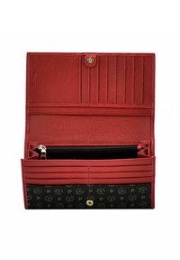 Portafoglio in pelle rossa con un esterno testurizzato, più scomparti per carte, un vano con zip e un interno nero a motivi con accenti dorati.