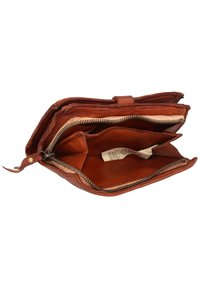 Portafoglio in pelle marrone con più scomparti e chiusura con zip. L'interno presenta una texture liscia e una piccola etichetta visibile.