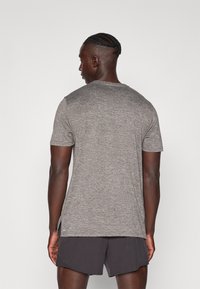 Puma TRAIN CAT TEE - Spordi T-särk - medium gray heather/black