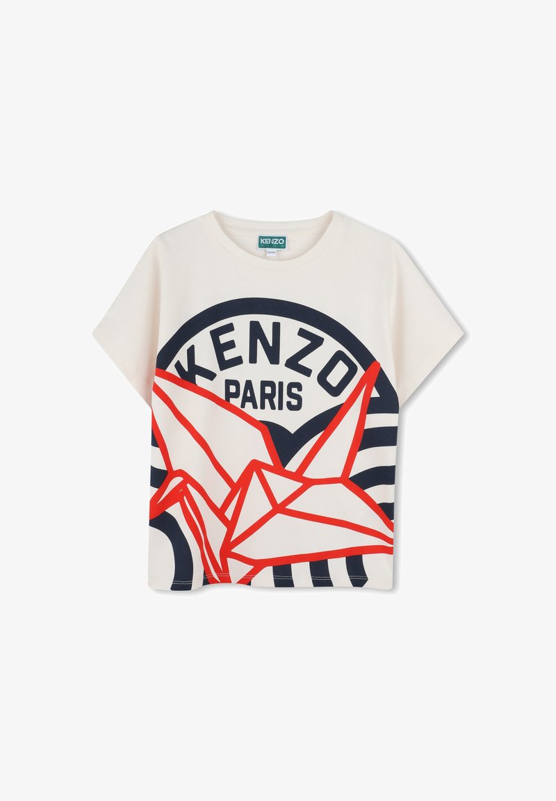 T-shirt en coton crème avec un design en origami rouge et des accents bleu marine, comportant le texte "KENZO PARIS" et des détails à rayures horizontales. Manches courtes.