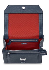 Borsa in pelle blu navy a grana con interno in tessuto rosso. Caratterizzata da tasca con zip e finiture metalliche. Apertura superiore con chiusura a scatto.