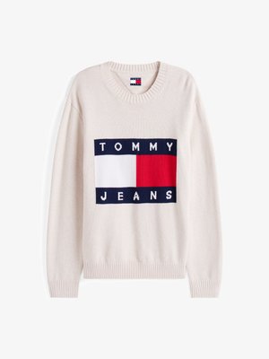 Kremskrāsas džemperis ar ribotām piedurknēm un apkakli. Ar taisnstūra logotipu jūras zilā, baltā un sarkanā krāsā, kurā ir teksts "TOMMY JEANS". Mīksta tekstūra.