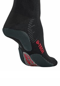 Czarna skarpetka sportowa z wyściełaną szarym podeszwą, teksturowanymi akcentami i czerwoną marką. Posiada materiał odprowadzający wilgoć oraz wsparcie dla łuku stopy.