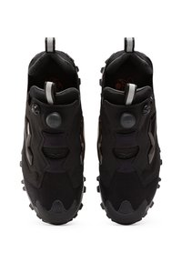 Juodi sportiniai bateliai su tekstūruota medžiaga viršuje, apvalia nosimi ir guma padą. Turi bešnarių dizainą ir pūtimo mechanizmą, skirtą pritaikyti dydį.