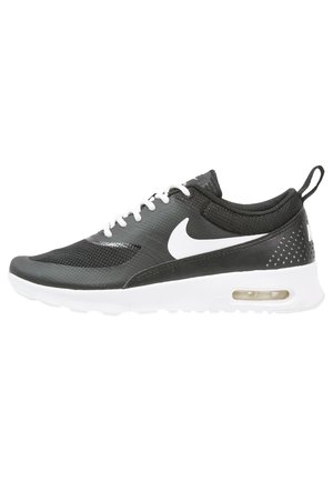 Zwart-witte Nike Air Max sneaker met wit Swoosh-logo, zichtbare luchtkussens in de zool en witte veters op een witte achtergrond.