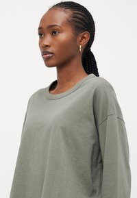 GAP Petite TEE - Top dugih rukava - mesculen green