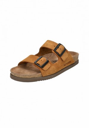 Sandale mule en daim marron avec deux boucles en métal noir réglables et une semelle intérieure en liège moulée, portant l'inscription "Mephisto" sur le côté.