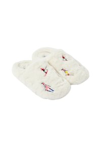Białe kapcie z imitacji futra z haftowanymi postaciami narciarzy w kolorach czerwonym, niebieskim i żółtym. Zaokrąglony kształt z otwartymi piętami dla łatwego zakładania.