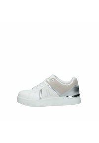 Sneaker bianco con tomaia in pelle liscia, dettagli perforati, accenti in suede grigio, parti in metallo argentato e una spessa suola bianca.