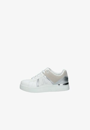 Sneaker bianco con tomaia in pelle liscia, dettagli perforati, accenti in suede grigio, parti in metallo argentato e una spessa suola bianca.