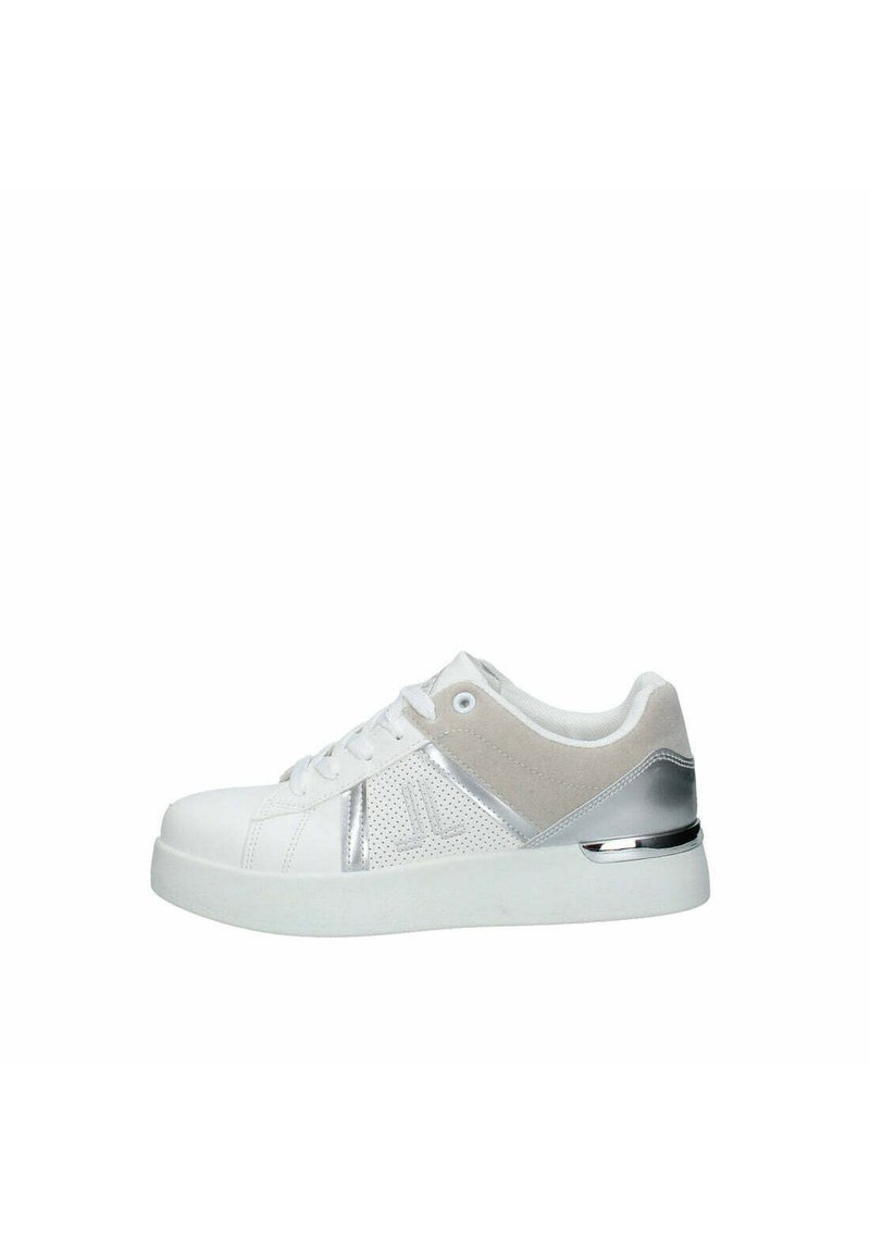 Sneaker bianco con tomaia in pelle liscia, dettagli perforati, accenti in suede grigio, parti in metallo argentato e una spessa suola bianca.
